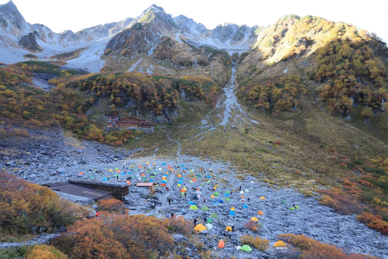 登山道具選びを案内するアウトドアイメージ